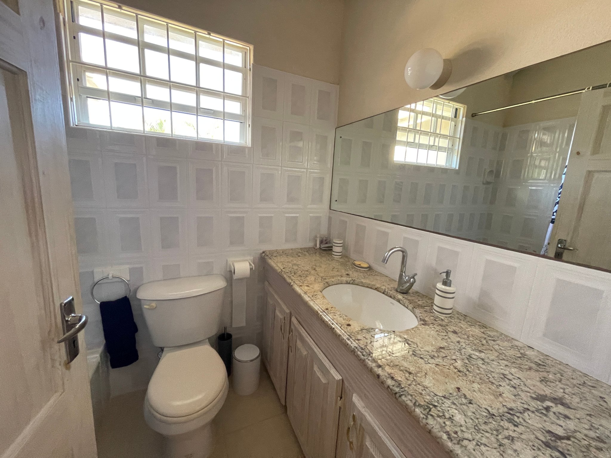 Holland Park Villa twin bedroom ensuite bathroom with granite vanity